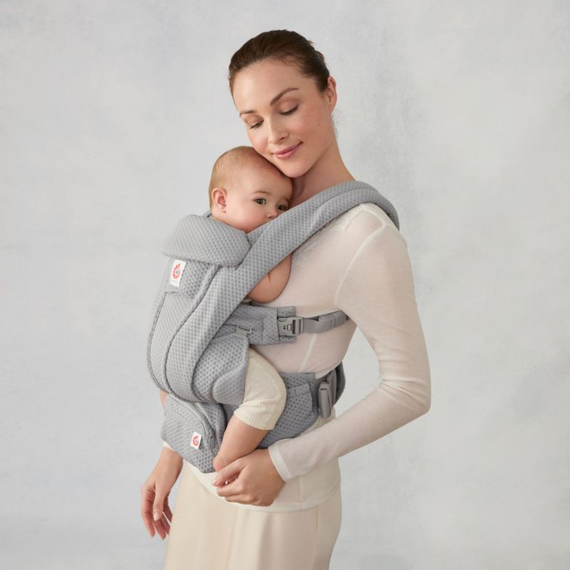 Porte bébé Omni Deluxe Mesh Gris Clair Ergobaby Ambiance 6