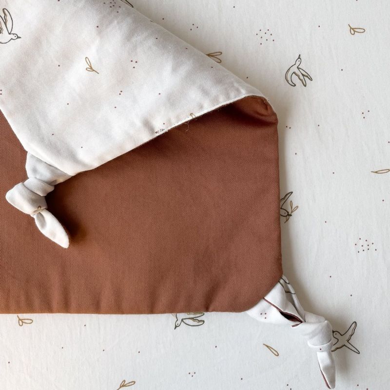 Doudou plat L'Envolée Terracotta Kadolis Ambiance 2