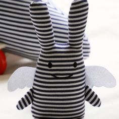 Hochet peluche Ange lapin marinière + pochette en coton