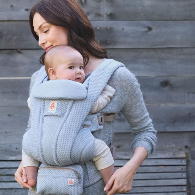 Porte bébé Omni Deluxe Mesh Serene Blue Ergobaby Ambiance 2