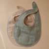 Lot de 2 bavoirs en mousseline Roman Green-Fog Mushie Ambiance 3