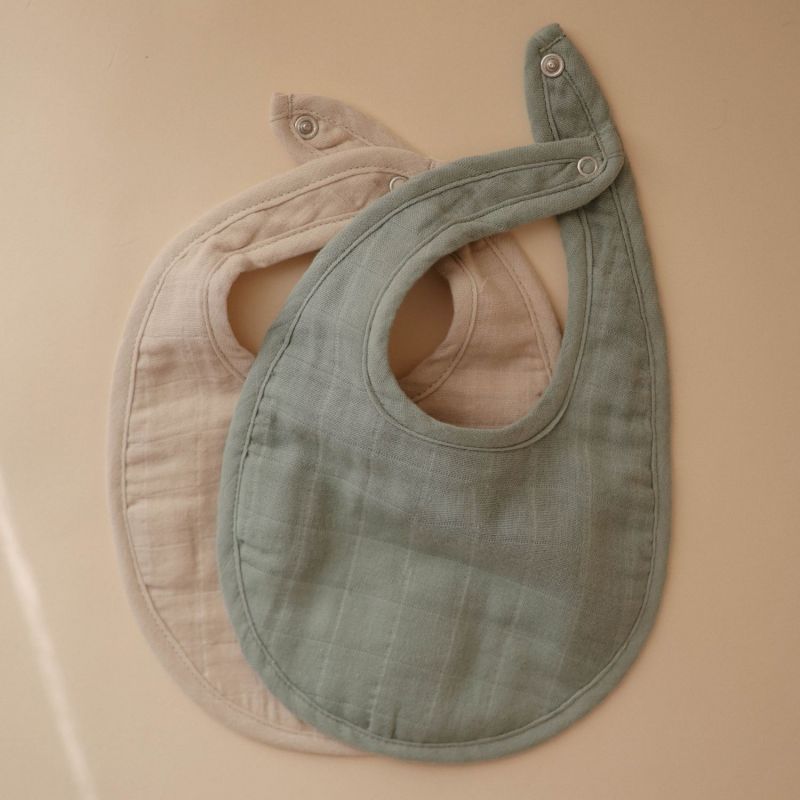 Lot de 2 bavoirs en mousseline Roman Green-Fog Mushie Ambiance 3