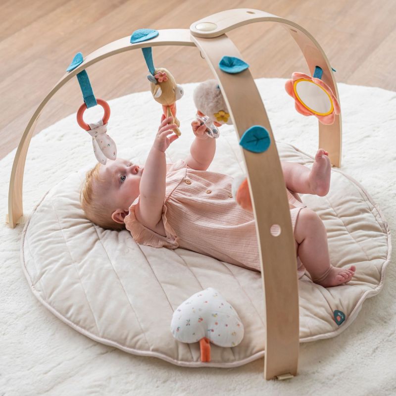 Tapis d'éveil avec arches en bois Mila, Zoé et Lana Nattou Ambiance 2