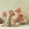 Peluche Bébé cochon garçon et sa caisse Maileg Ambiance 3