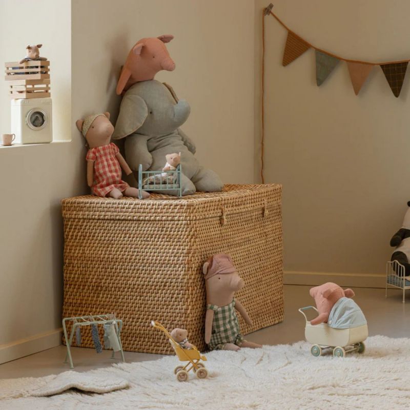 Peluche Bébé cochon garçon et sa caisse Maileg Ambiance 2