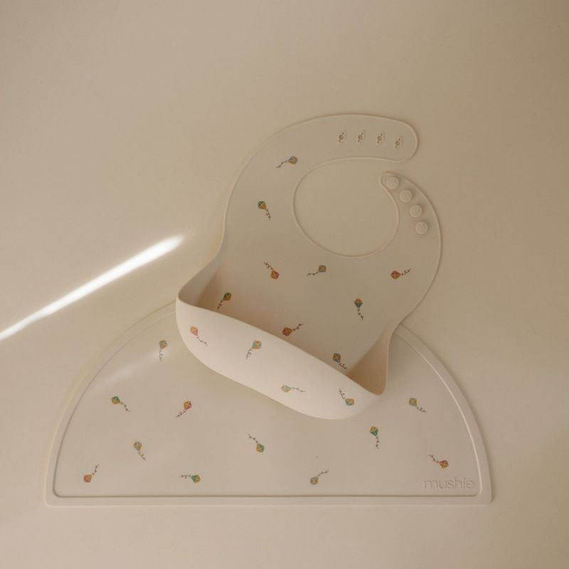 Bavoir à poche en silicone Kite Mushie Ambiance 3