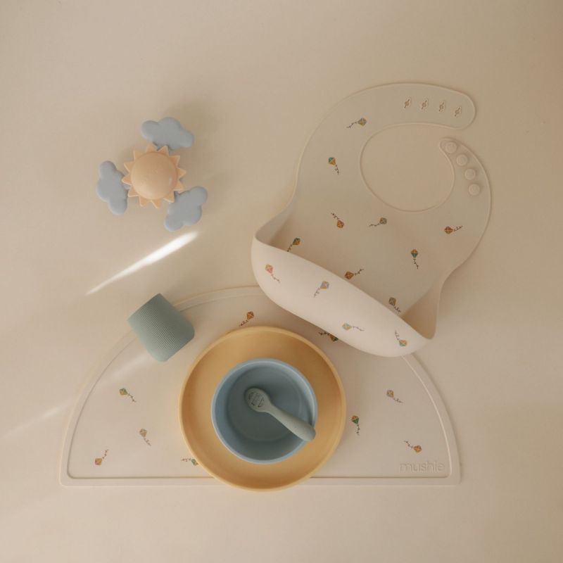 Bavoir à poche en silicone Kite Mushie Ambiance 6