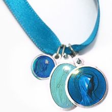 Bracelet ruban bleu et médailles assorties (aluminium et résine)  par Martineau