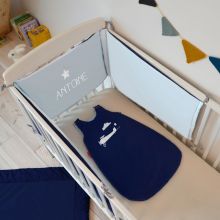 Tour de lit bleu clair et gris ardoise personnalisable (pour lits 60 x 120 cm et 70 x 140 cm)  par Les Griottes