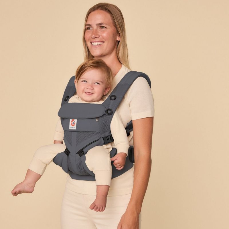 Porte bébé Omni Classic Mesh Charcoal Grey Ergobaby Ambiance 7