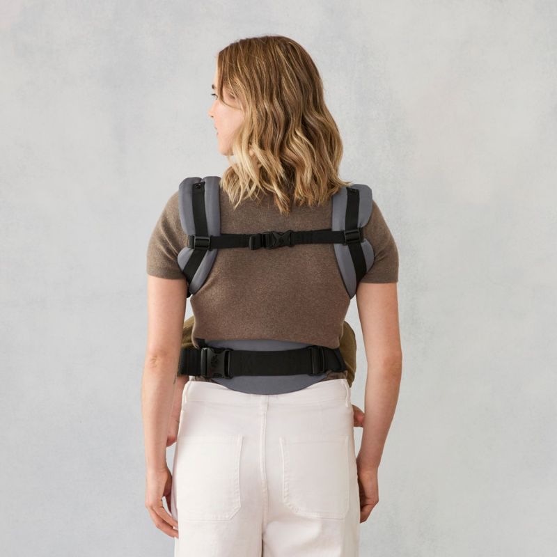 Porte bébé Omni Classic Mesh Charcoal Grey Ergobaby Ambiance 8