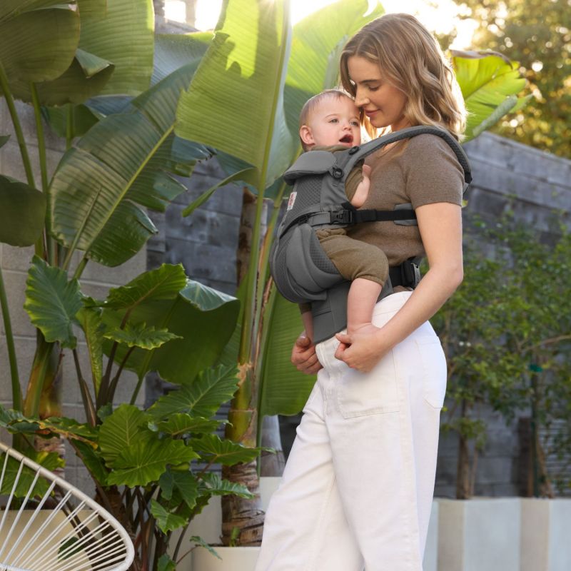 Porte bébé Omni Classic Mesh Charcoal Grey Ergobaby Ambiance 9