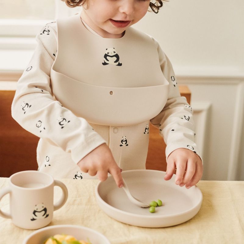 Lot de 2 bavoirs en silicone Ember Panda Sandy Liewood Ambiance 5