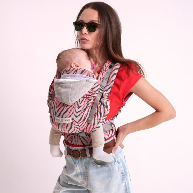Porte bébé HoodieCarrier 2 Pink Bazar Love Radius Ambiance 3