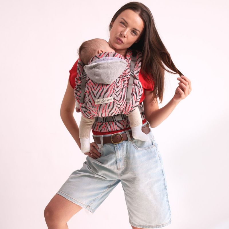 Porte bébé HoodieCarrier 2 Pink Bazar Love Radius Ambiance 5