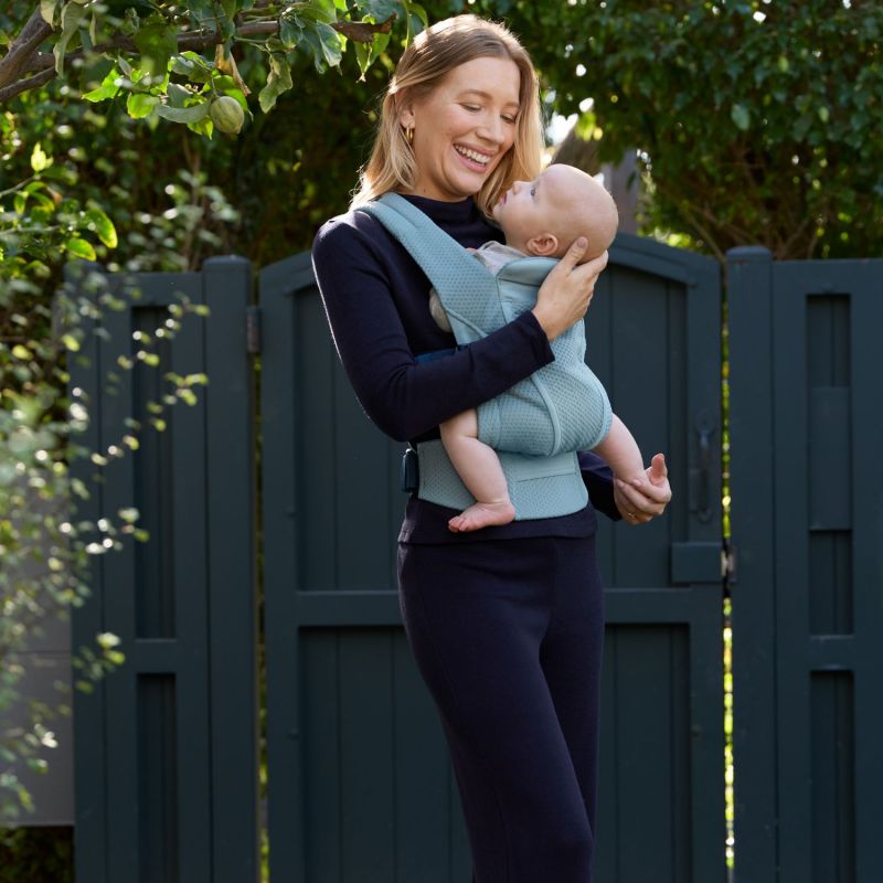 Porte bébé Omni Lite Mesh Slate Blue Ergobaby Ambiance 4