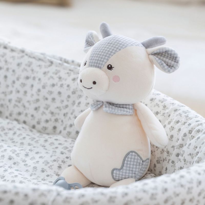 Peluche Vache Little Bloom Gris (24 cm) Pasito a pasito Ambiance 2