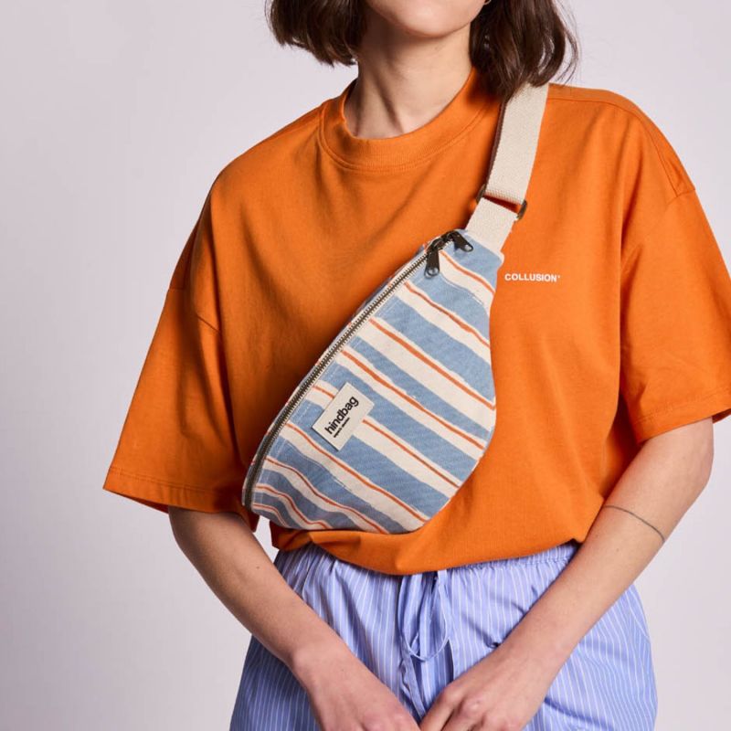 Sac banane Olivia Rayures Larges Bleu Hindbag Ambiance 6