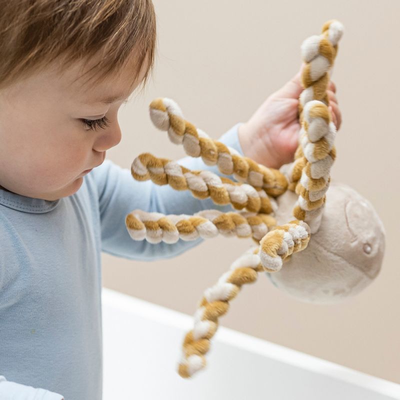 Image d'ambiance de présentation du produit Peluche pieuvre Lapidou sable/caramel (23 cm) - Nattou