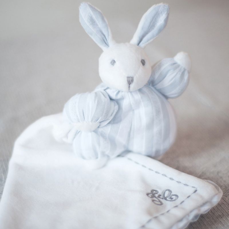 Image d'ambiance de présentation du produit Doudou peluche Augustin le lapin gris - Tartine et Chocolat