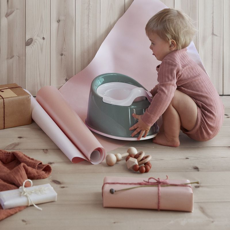 Image d'ambiance de présentation du produit Pot bébé Smart vert profond et blanc - BabyBjörn