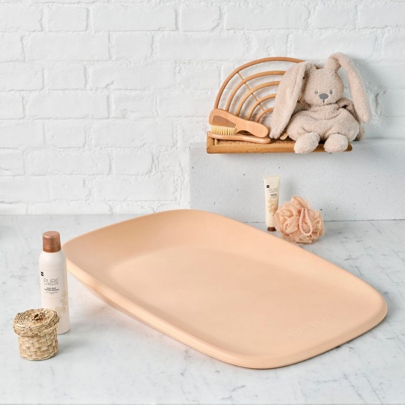 Image d'ambiance de présentation du produit Matelas à langer en mousse Softy Pêche (70 x 50 cm) - Nattou