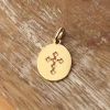 Pendentif Croix Oxyde de Zirconium (plaqué or) Petits trésors Ambiance 2