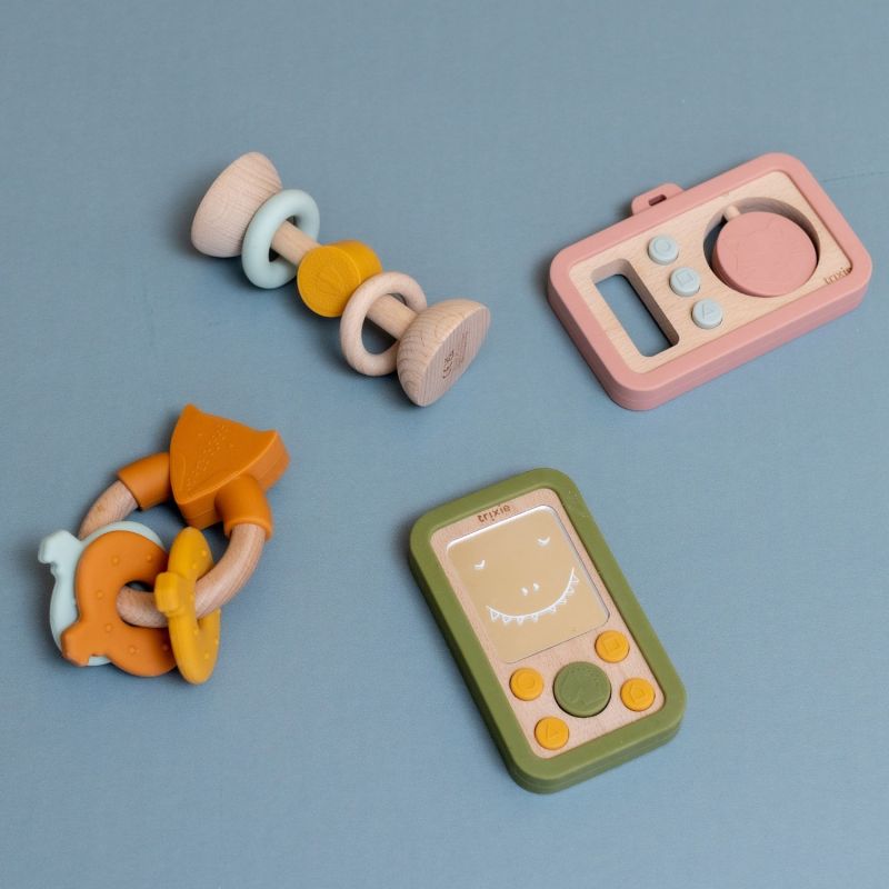 Jouet d'activités téléphone en silicone et bois Mr. Dino Trixie Ambiance 4