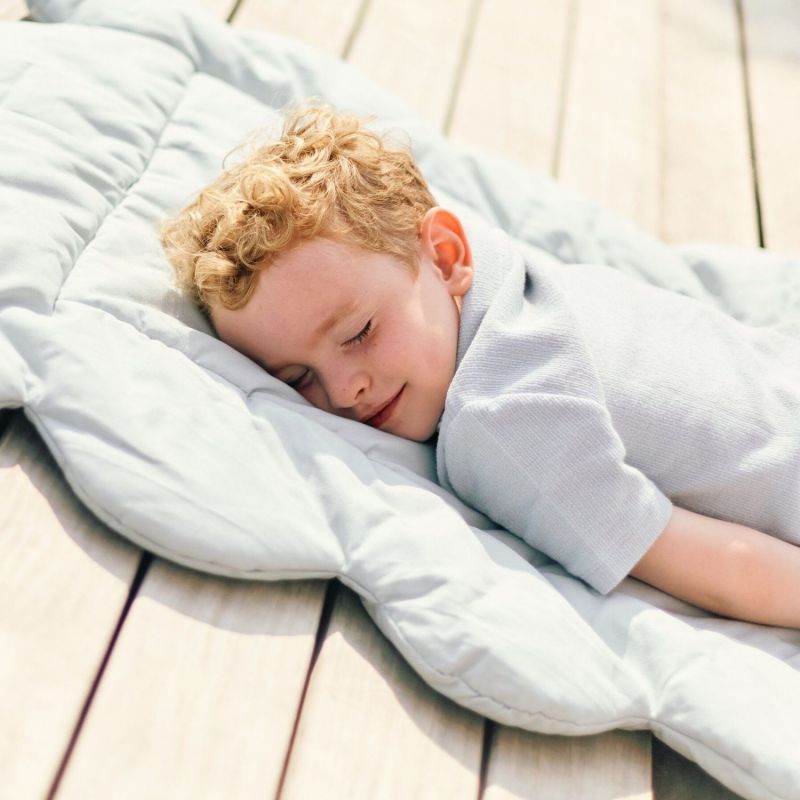 Tapis de jeu Biscuit Dreams bleu ciel (95x75 cm) Childhome Ambiance 3