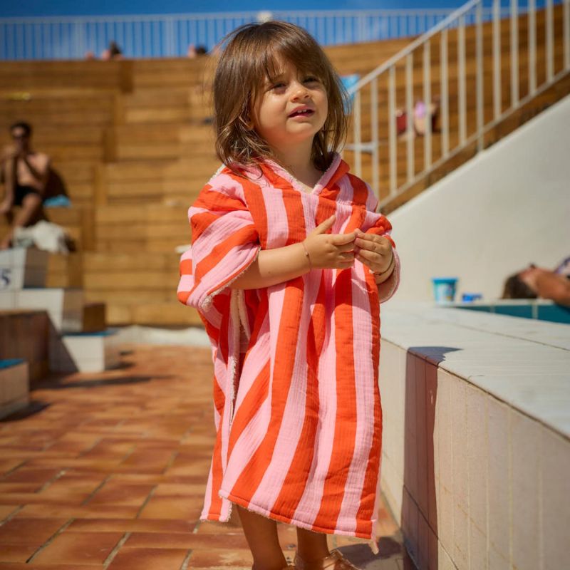Poncho de bain enfant Elma Rose Orange BEBEL Ambiance 2
