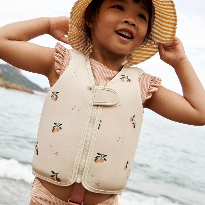 Image d'ambiance de présentation du produit Gilet de natation Dove Peach (3-4 ans) - Liewood