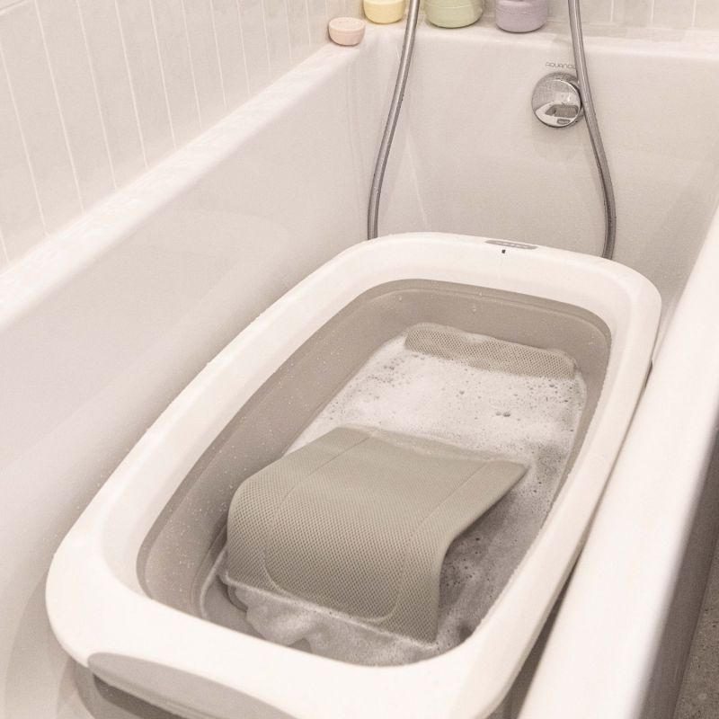 Transat de bain ergonomique Transatdo Gris Velours Béaba Ambiance 4