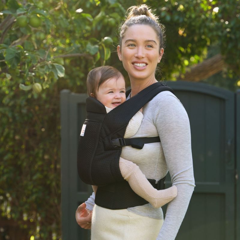 Porte bébé Omni Lite Mesh Onyx Black Ergobaby Ambiance 2