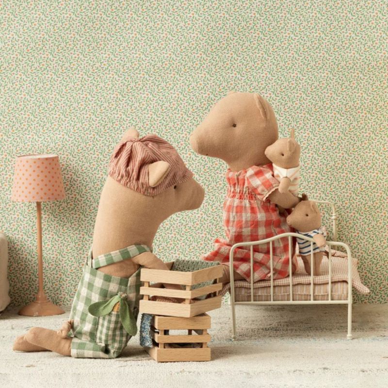Peluche Bébé cochon fille et sa caisse Maileg Ambiance 2