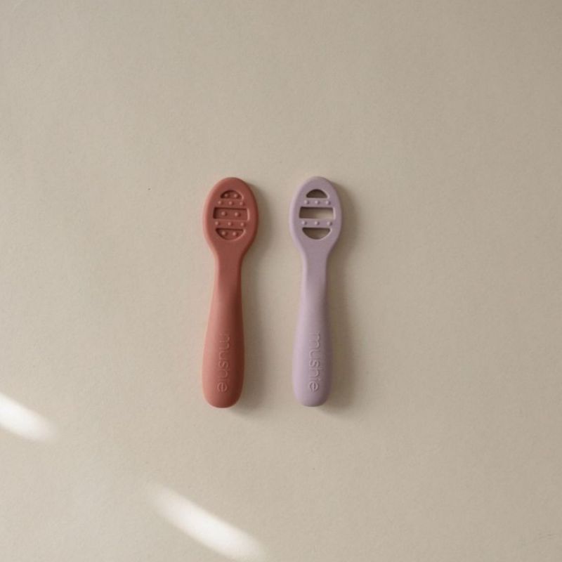 Lot de 2 cuillères d'apprentissage Rose-Soft Lilac Mushie Ambiance 4