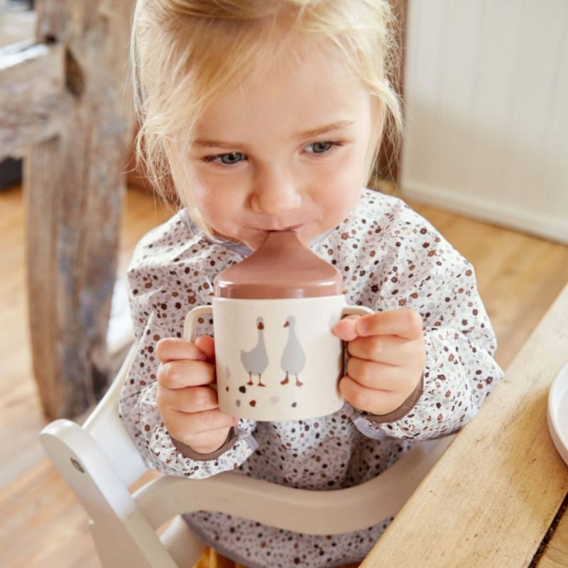 Image d'ambiance de présentation du produit Tasse à bec Tiny Farmer mouton et oie naturel - Lässig