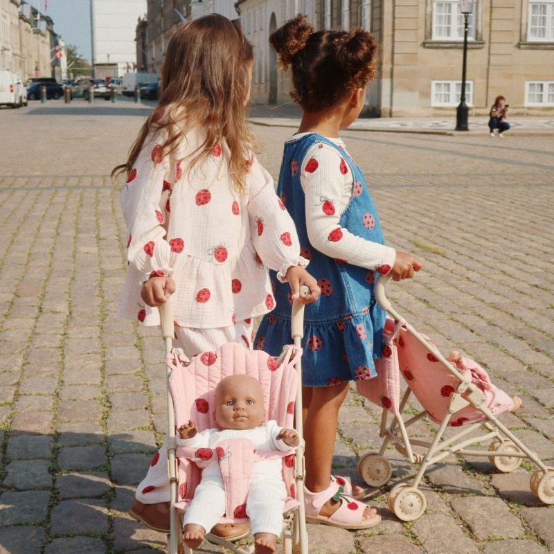 Image d'ambiance de présentation du produit Poussette pour poupée Coccinelle - Konges Slojd