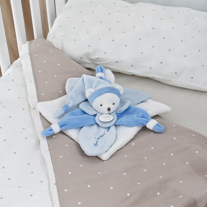 Image d'ambiance de présentation du produit Coffret doudou pétale J'aime mon doudou ours bleu (24 cm) - Doudou et Compagnie