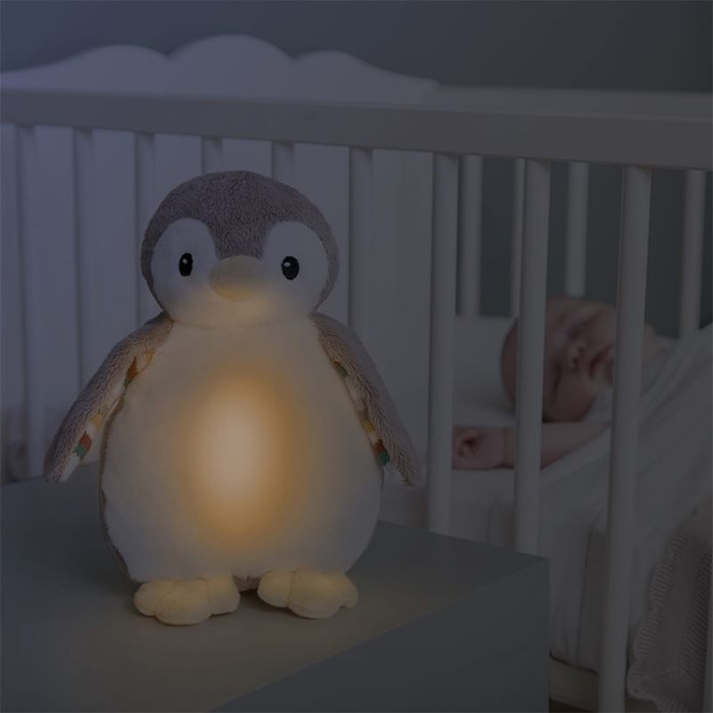 Image d'ambiance de présentation du produit Peluche veilleuse bruit blanc ou musicale Phoebe le pingouin - ZAZU