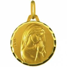 Médaille ronde Vierge mains jointes profil droit 16 mm facettée (or jaune 750°)  par Maison Augis