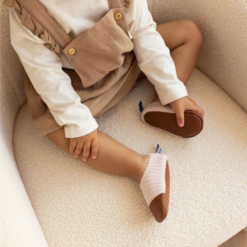 Chaussons Les Petits Velours Rose Pâle (pointures 24-26) Les Pas Petits Ambiance 4
