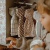 Poupée Léa avec tenue robe Léopard Atelier Wagram Ambiance 3