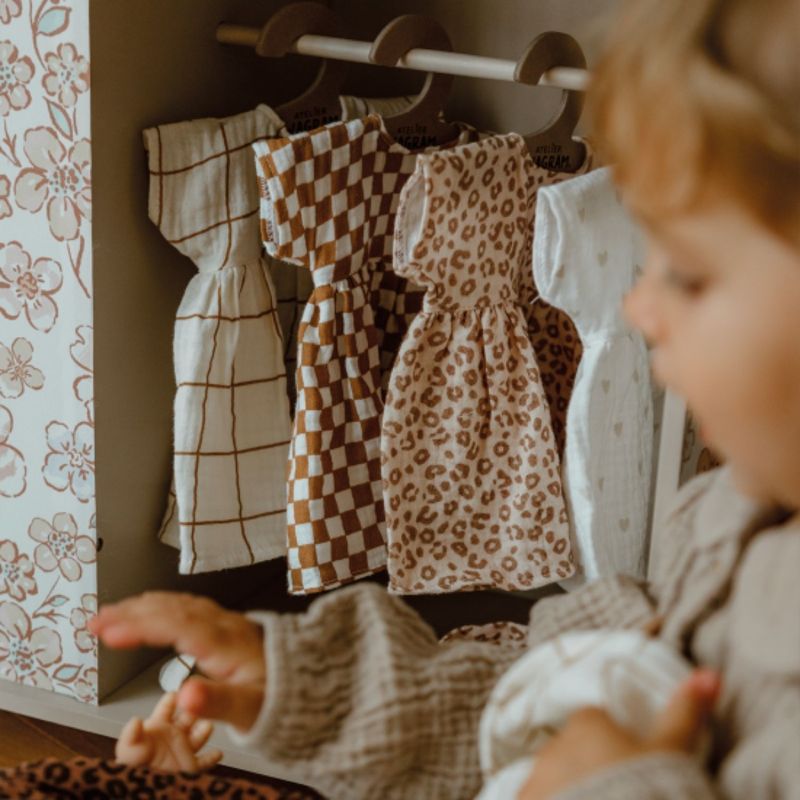 Poupée Léa avec tenue robe Léopard Atelier Wagram Ambiance 3