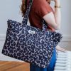 Sac à Langer Madrid Léopard (48x31 cm) Béaba Ambiance 1