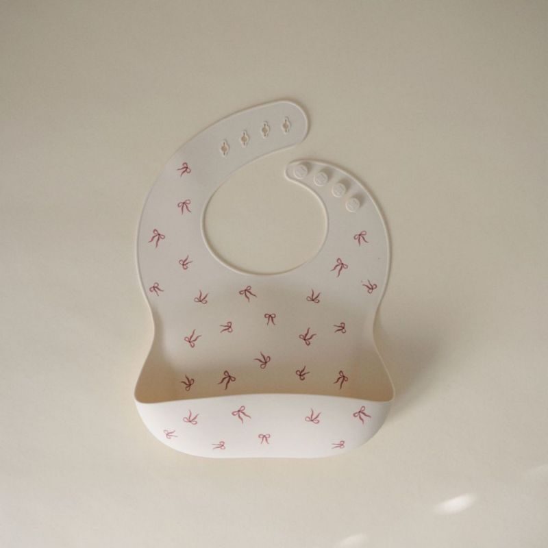 Bavoir à poche en silicone Bows Mushie Produit 4