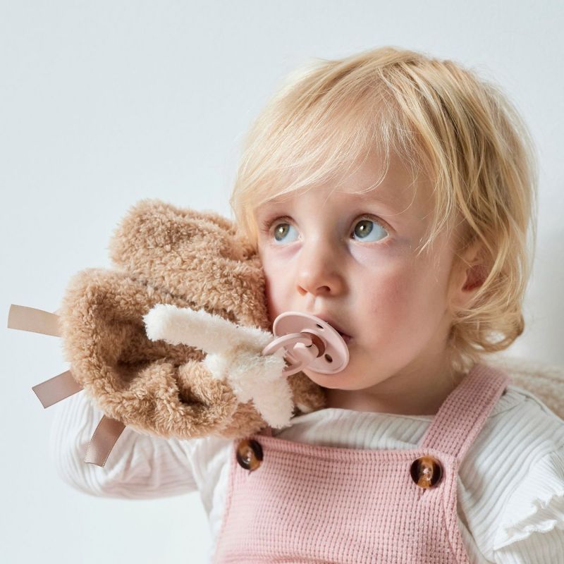 Image d'ambiance de présentation du produit Doudou attache sucette Teddy Rhino Caramel - Nattou