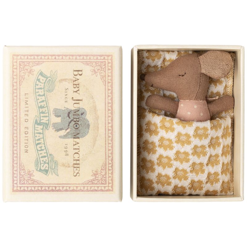 Bébé souris mi-endormie mi-éveillée dans une boîte d'allumettes Rose Maileg Produit 4