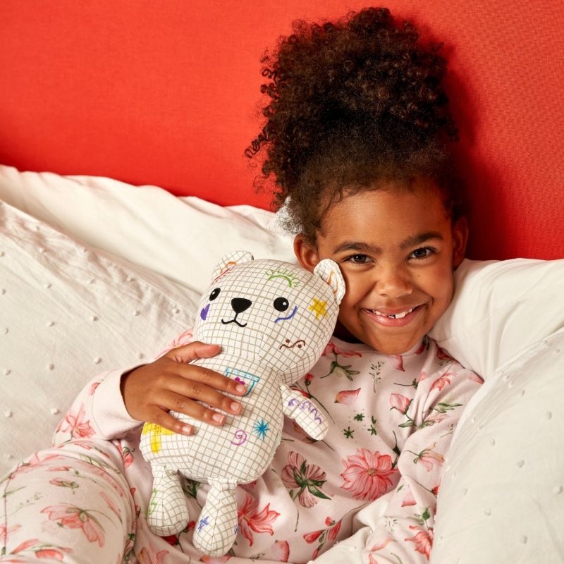 Ours en Peluche à colorier lavable et réutilisable Artie avec 10 feutres (25 cm) Eatsleepdoodle Ambiance 2