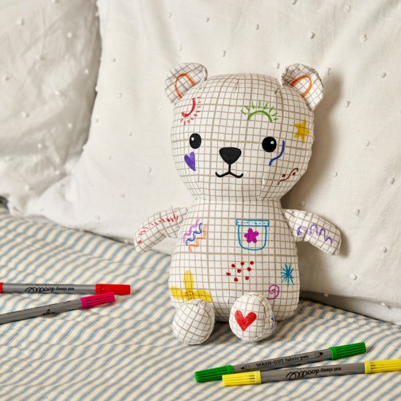 Ours en Peluche à colorier lavable et réutilisable Artie avec 10 feutres (25 cm) Eatsleepdoodle Ambiance 3