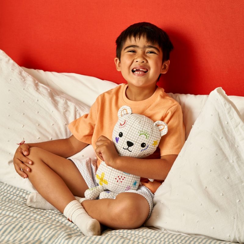 Ours en Peluche à colorier lavable et réutilisable Artie avec 10 feutres (25 cm) Eatsleepdoodle Ambiance 4